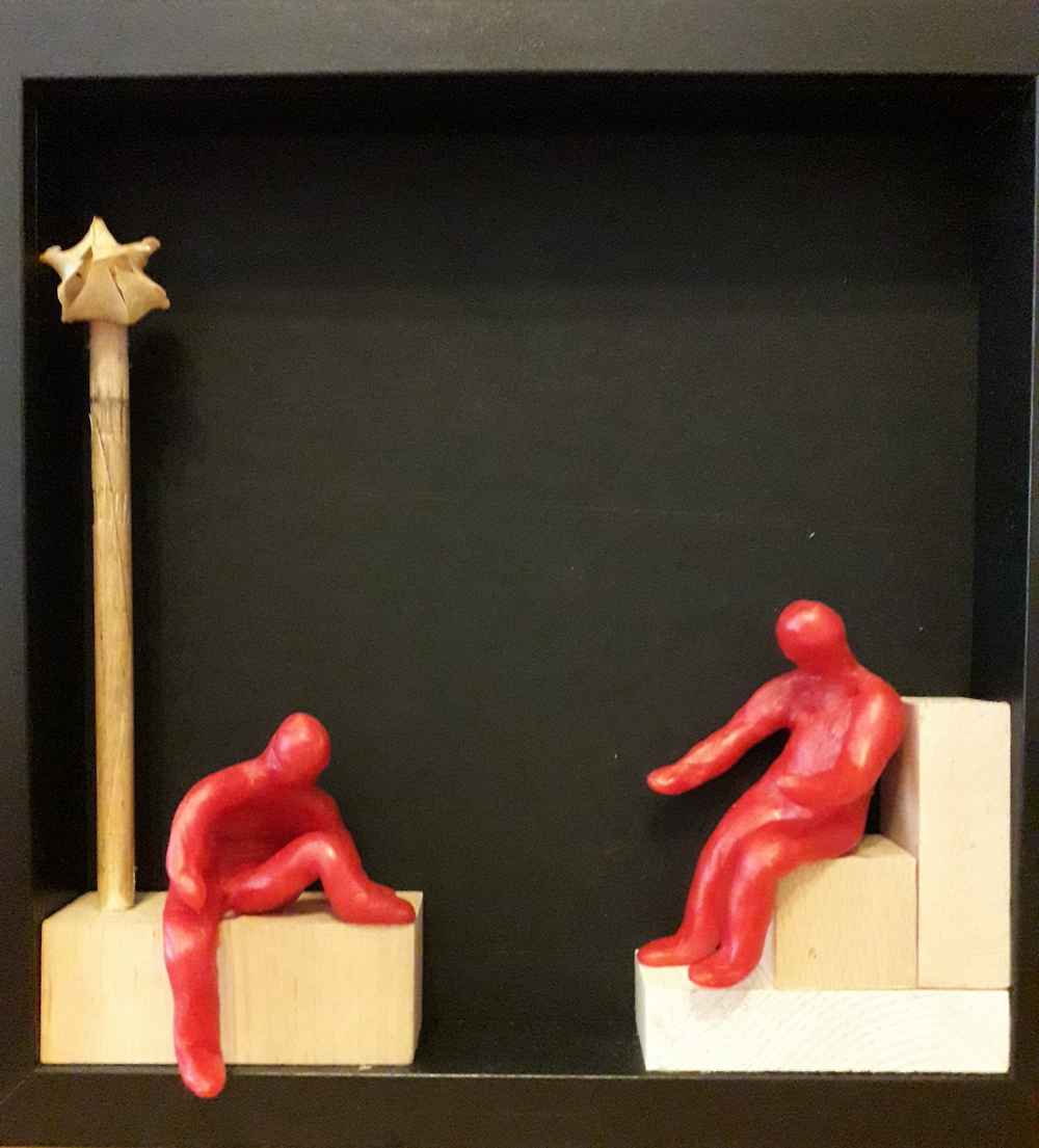 zwei Figuren, rot, gegenübersitzend